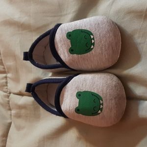 🤍5/$10 or 10/$15 CJP Baby Grey Alligator Shoes Size 6-9m